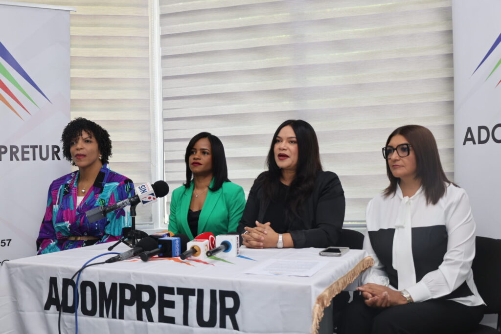 Representantes de Adompretur durante el anuncio del Premio Epifanio Lantigua 2026